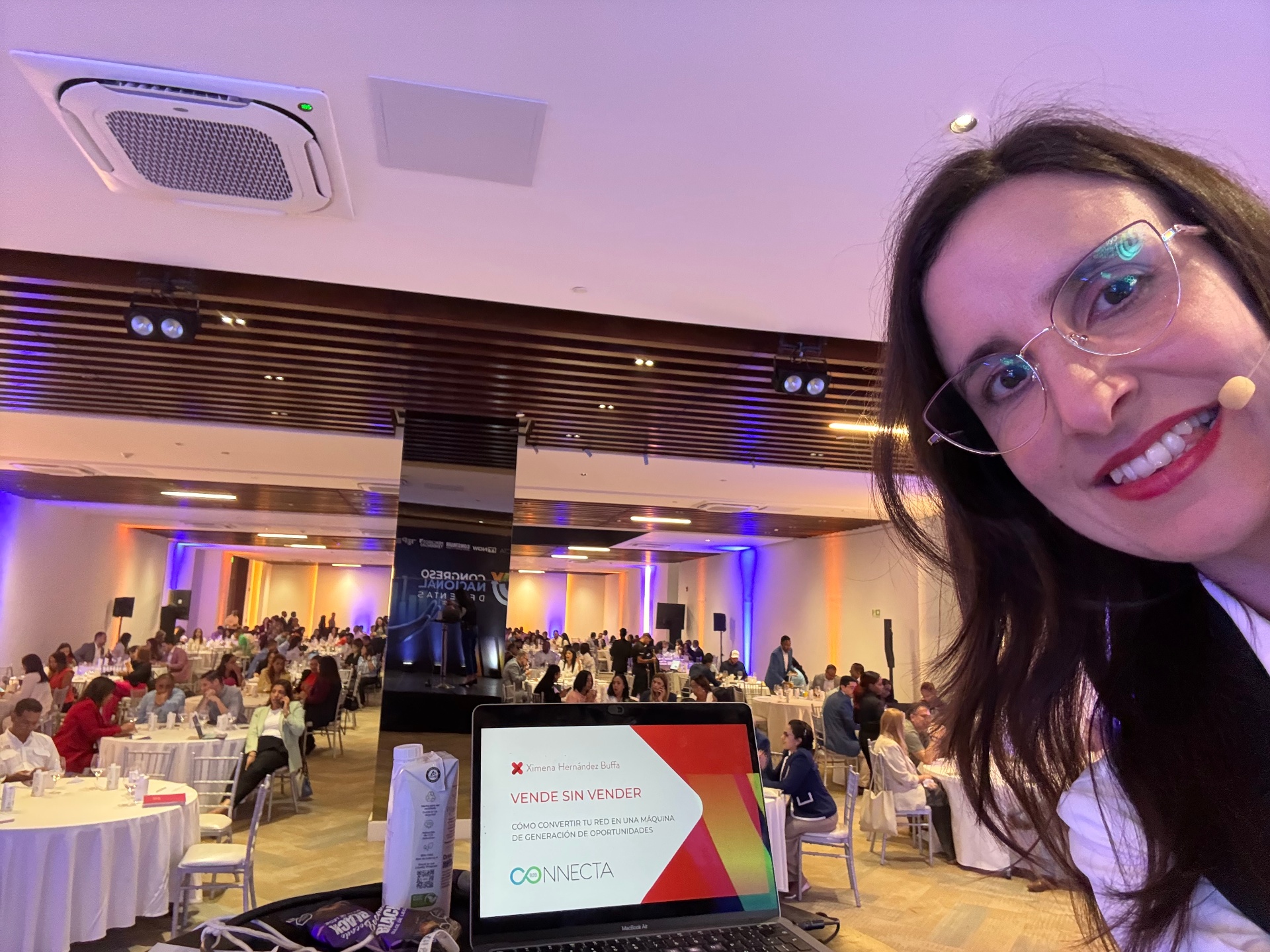 Ximena en escenario, keynote Vende Sin Vender